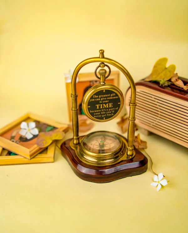 Antiqula_Magnus_6.5_Vintage_Brass_Sheesham_Wood_Desk_Clock_With_Compass_Engraved_Quote